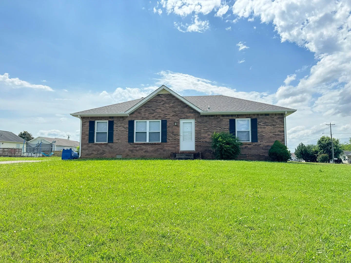 This lovely ranch style home features 3 bedrooms and 2 full bathrooms! — Photo 2
