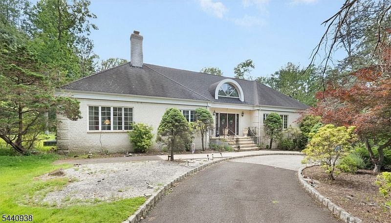 1st image of 10 Loriann Rd
