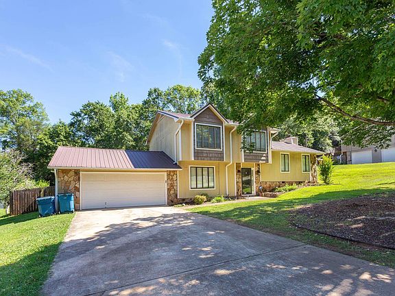 2nd image of 1202 Louise Dr SE