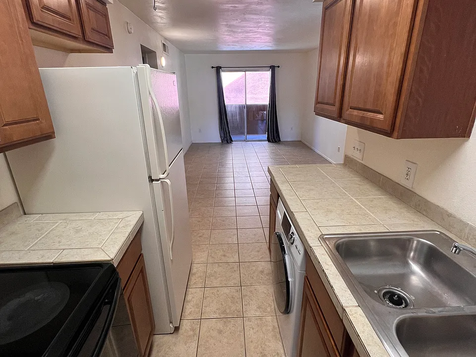 1810 E Blacklidge Dr #712