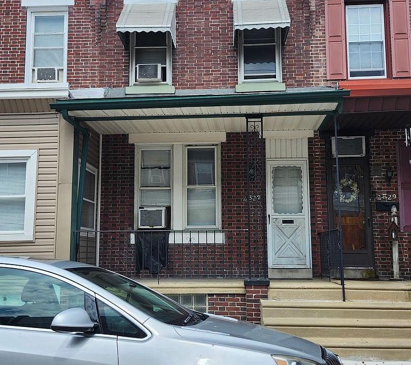2nd image of 2827 Plum St