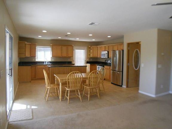 Eat-In Kitchen w/Pantry