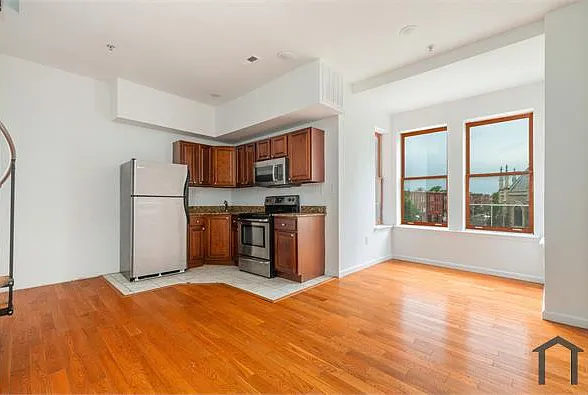 3 bed, 810 sqft, $1,595 — Photo 2
