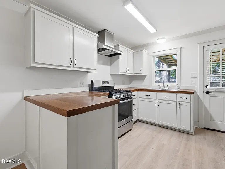 104 Howard Ave — Photo 10