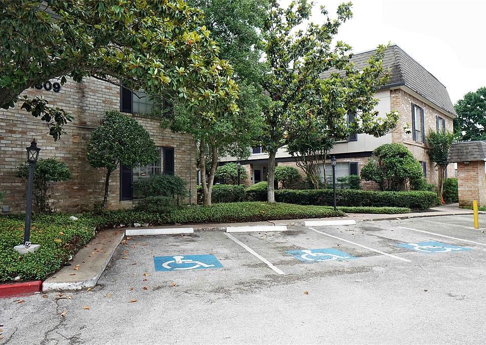 1st image of 1809 Stoney Brook Dr APT 204