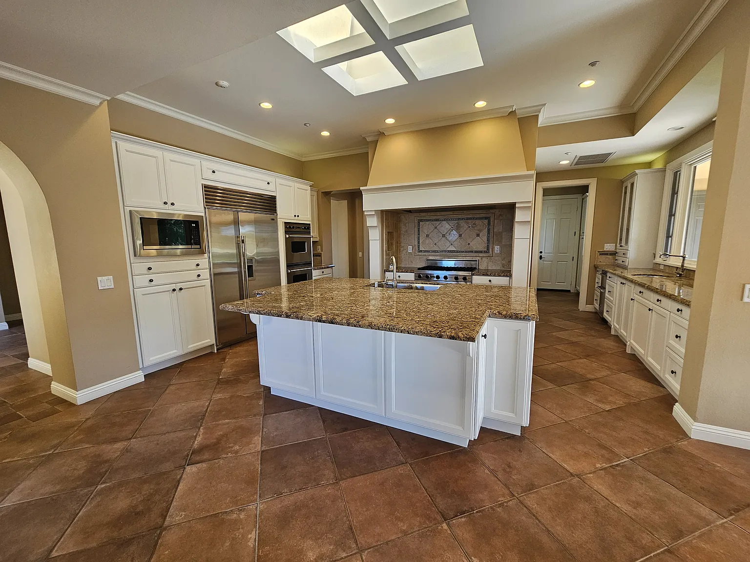 5 bed, 5.5 bath, 5782 sqft, $12,995 — Photo 4