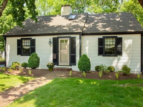 2 Woodbine Ln, Hingham, MA 02043