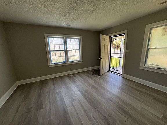 4th image of 1001 N English St