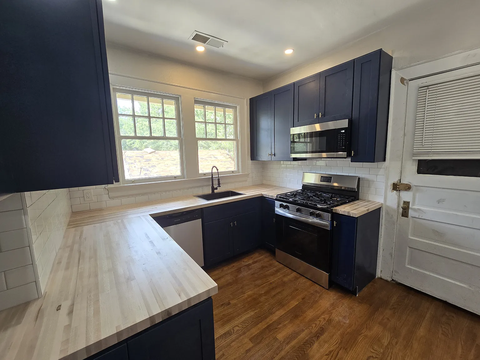2 bed, 1000 sqft, $2,500 — Photo 1