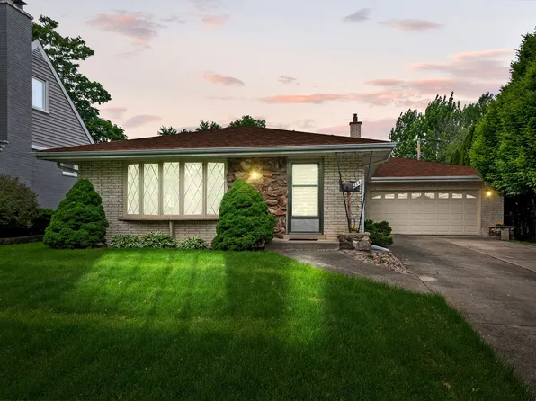 214 N Jackson Rd, Clarendon Hills, IL 60514