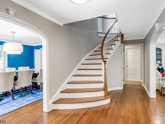 4th image of 21 Crestwood Dr