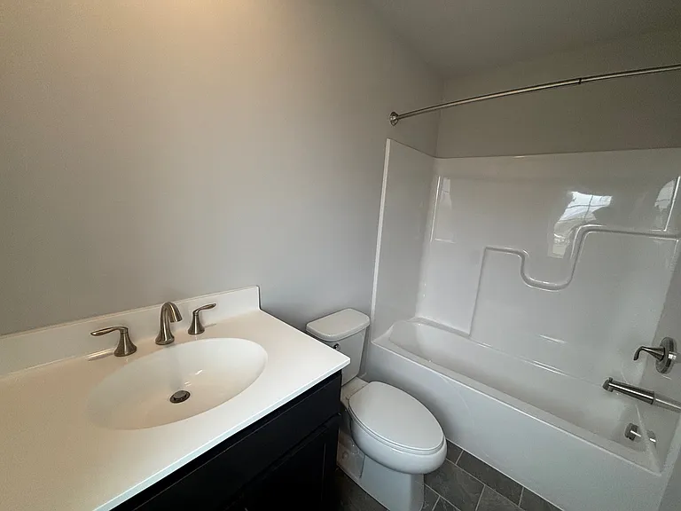 2nd Bathroom with shower tub