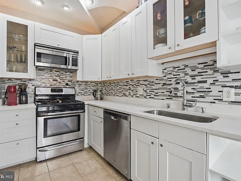 116 W Clement St — Photo 13