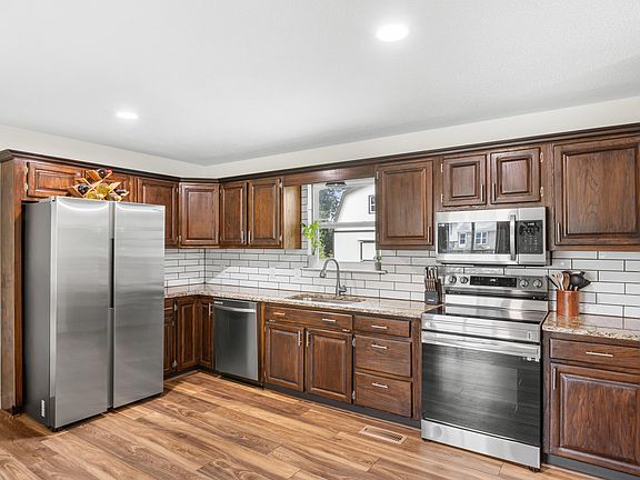 5th image of 582 Pinewood Cir