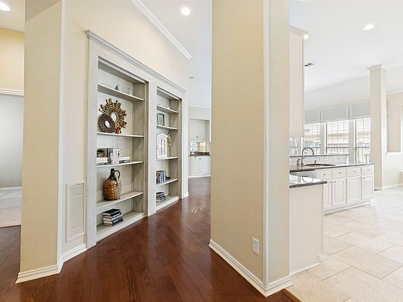 2nd image of 6841 Colonnade Dr
