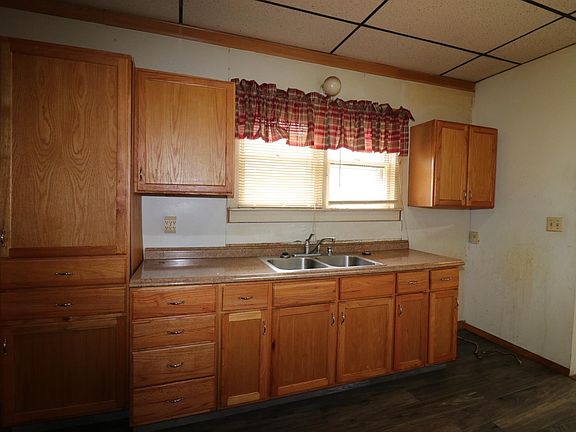 5th image of 698 Plum St