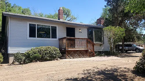 324 E Queen Way Photo 1
