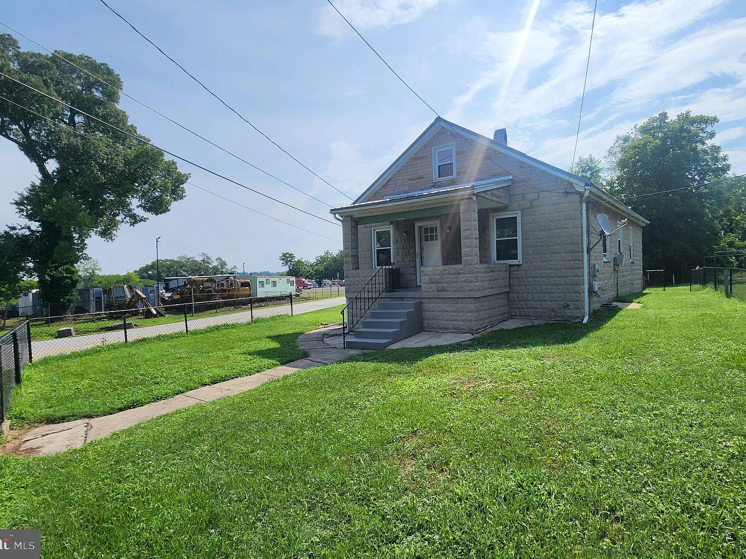3 bed, 1.0 bath, 936 sqft, $1,800 — Photo 1