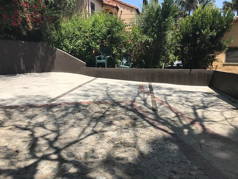 Parking (Back of the apartment)