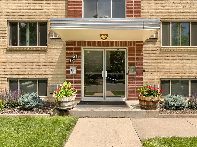 Broadmoor Plaza Apartments — Photo 16