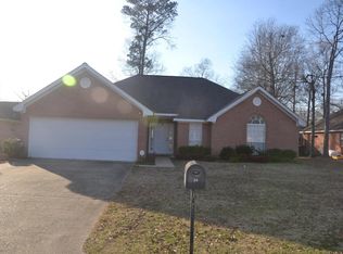 50 First Colony Cir, Columbus, MS 39702