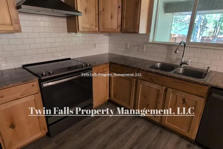 256 Crestview Dr — Photo 8