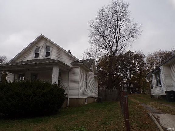 2nd image of 939 S Pacific St