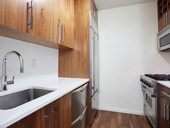 3rd image of 88 Greenwich St APT 619