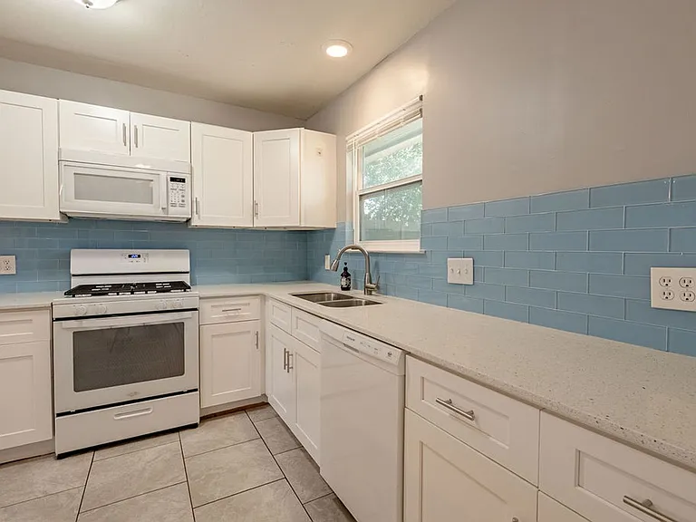 310 E Grady Dr — Photo 6