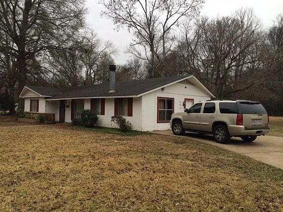 3rd image of 903 Woodville Dr