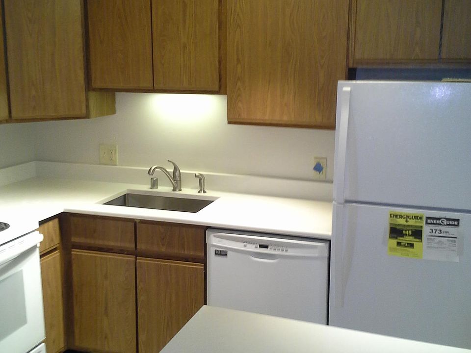 Quartz counter tops and peninsula!