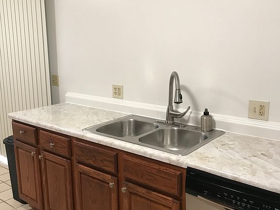 5th image of 901 Surrey Dr Unit 1AR