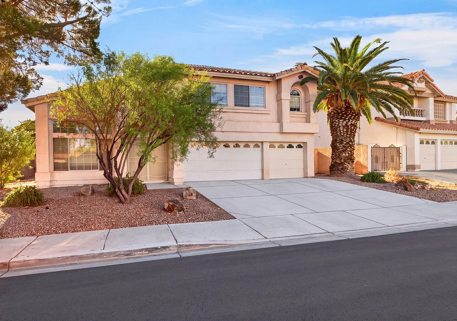 Amazing 5-Bedroom Home With Pool And Spa In Henderson! No Hoa! — Photo 2