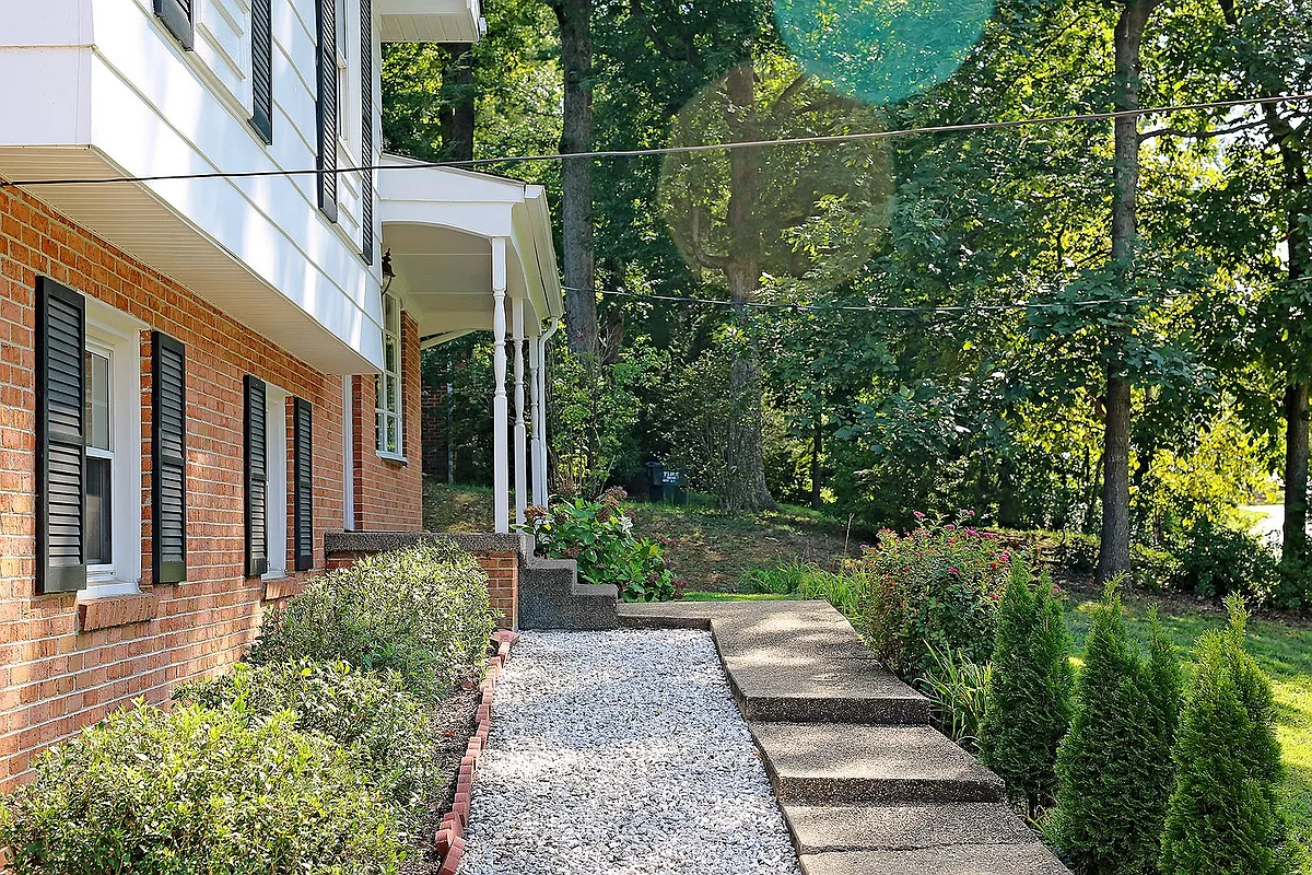 Building Photo - 2412 Commonwealth Dr #A
