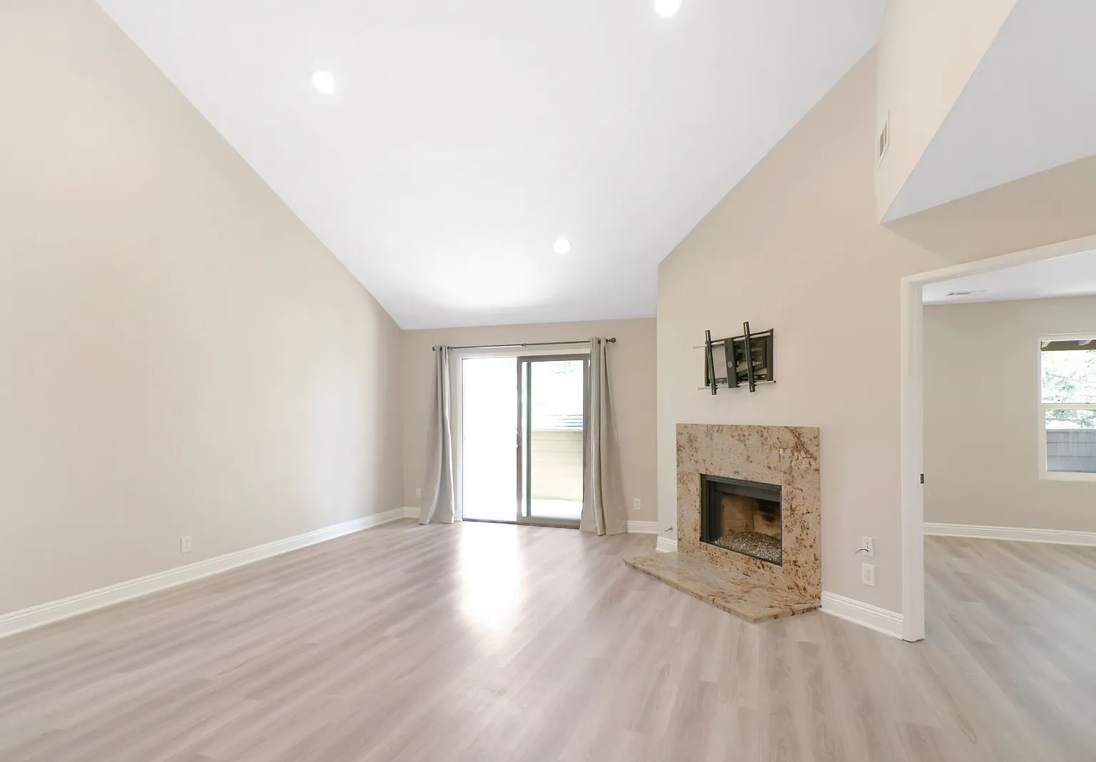 2 Bedroom Condo - Laguna Hills! — Photo 3