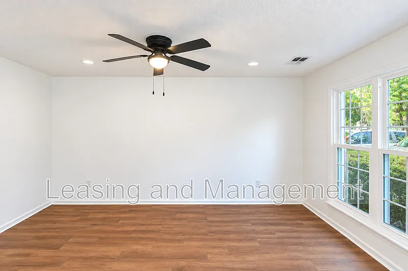 2 bed, 1.5 bath, 900 sqft, $2,100 — Photo 3