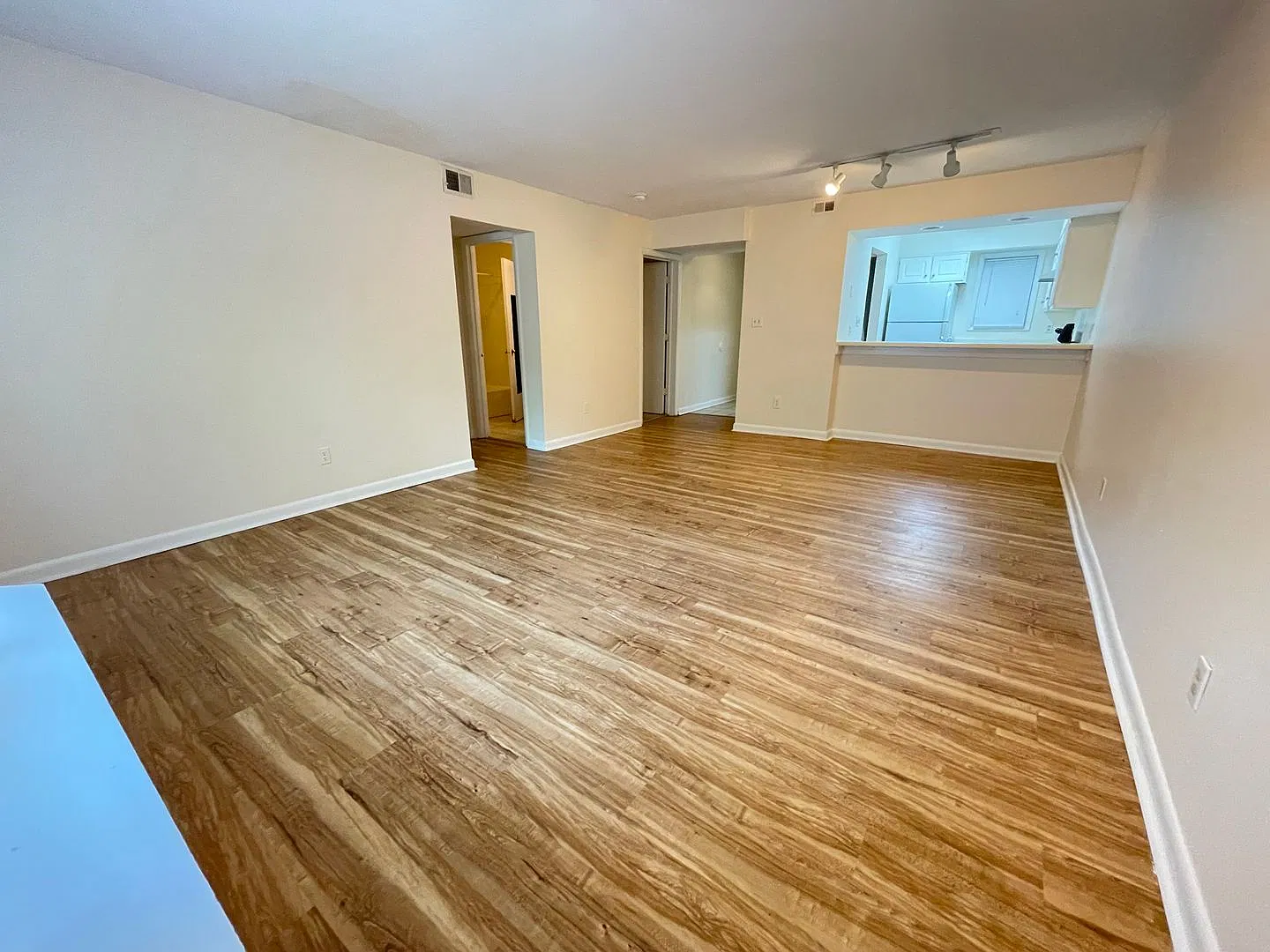 Awesome location walking distance to UNC, 2br w/ updates in Chancellor Square! — Photo 3