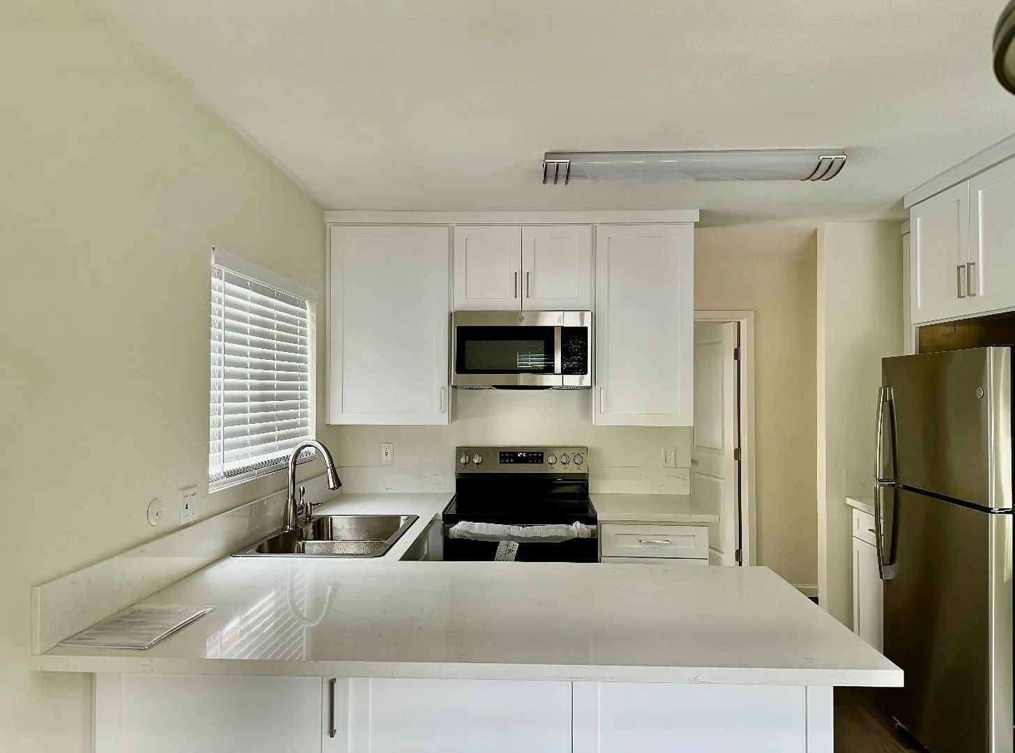 Beautifully remodeled 2 bedroom, 1.5 bathroom condo! — Photo 2