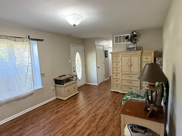 913 Hampton Way — Photo 4