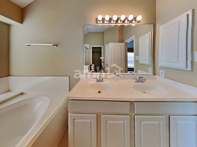 2918 Meridian Bay Ln — Photo 12