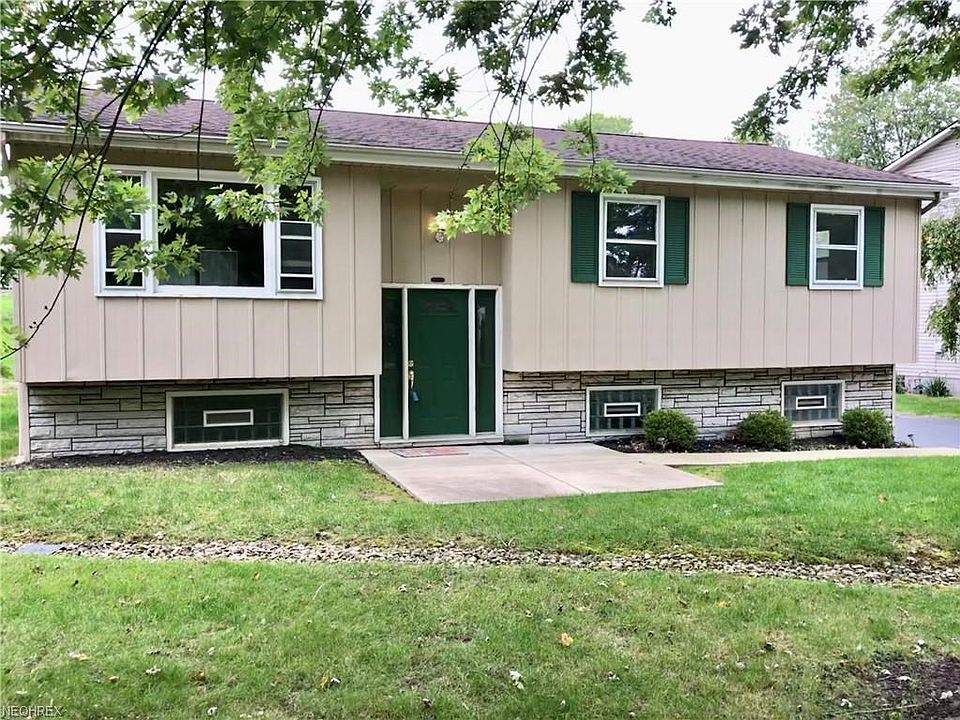 Plenty of smart curb appeal in this Oversized Bi-level with 2+ car garage!