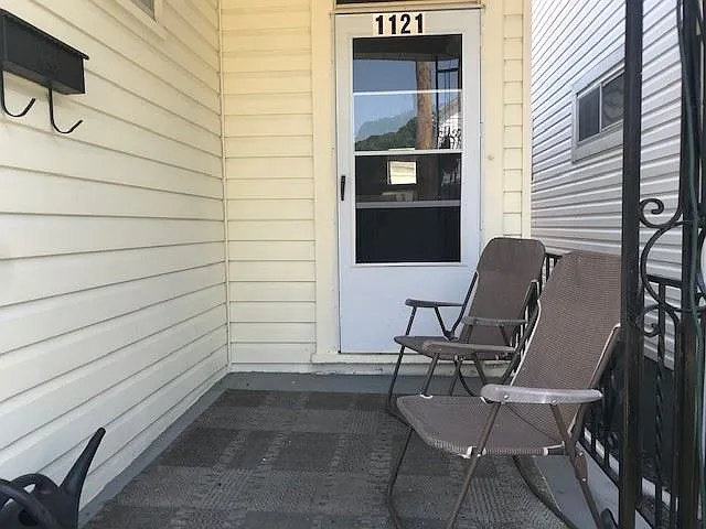 1121 Knox St photo 1