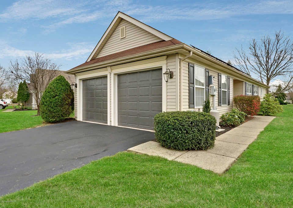 1st image of 15 Pine Hollow Ln