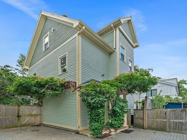 14-14C Bellis Cir, Cambridge, MA 02140