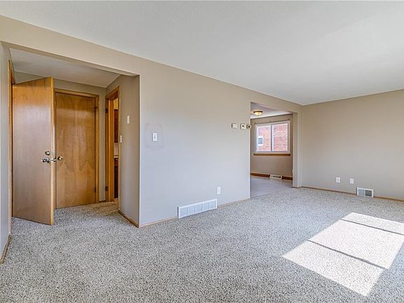 5th image of 926 E 216th St