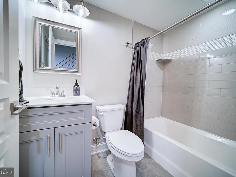 1513 S Lambert St — Photo 41