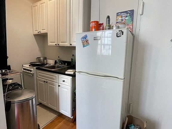 3rd image of 128 Thompson St APT 26