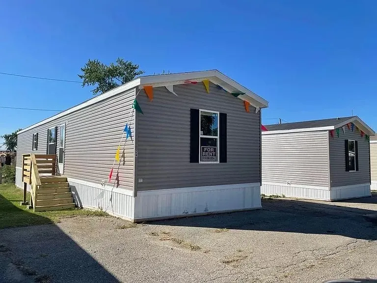 Lindale Manor — Photo 20