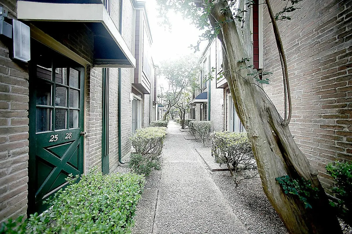 Building Photo - Forest Oaks Apartments