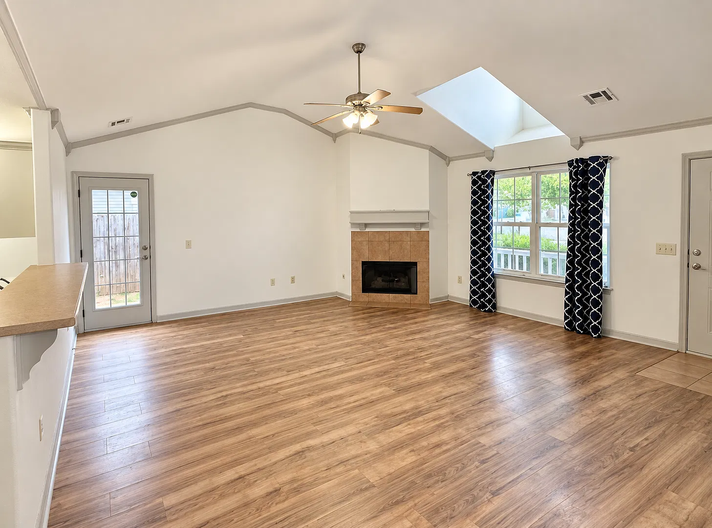 3 bed, 1206 sqft, $1,750 — Photo 3